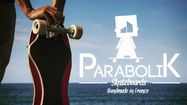 Une planche de skatebord écoresponsable Parabolik avec la mer en fond et le logo de l'entreprise landaise créée en 2019.