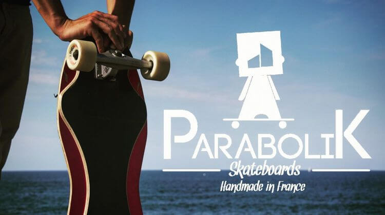 Une planche de skatebord écoresponsable Parabolik avec la mer en fond et le logo de l'entreprise landaise créée en 2019.