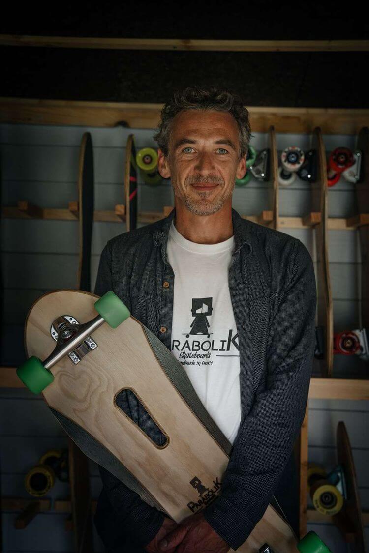 Benoît Emasabal, le fondateur de l'entreprise Parabolik, avec une de ses planches de skates innovantes.