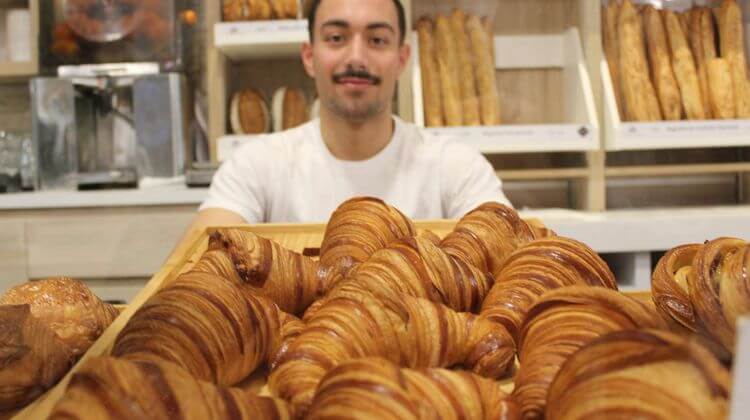Benjamin Do Couto, 21 ans, dans la boulangerie de Jean-Baptiste Grangé, 12 rue Maréchal Foch, à Pau.