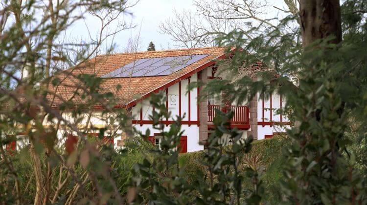 Une maison avec des panneaux photovoltaïques sur son toit, au Pays basque. Crédit photo Communauté d'Agglomération Pays Basque.
