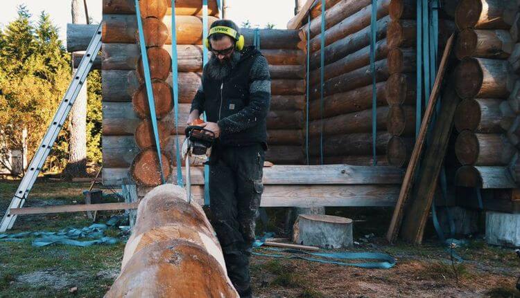 Simon Claisse travaille sur un rondin de bois, chez lui, dans les Landes.