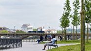 Des gens sont sur les berges de Bayonne, dans le Pays Basque.