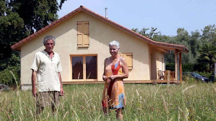 Françoise et Vincent Séger devant leur maison dans le quartier Ecopernic de Pau.