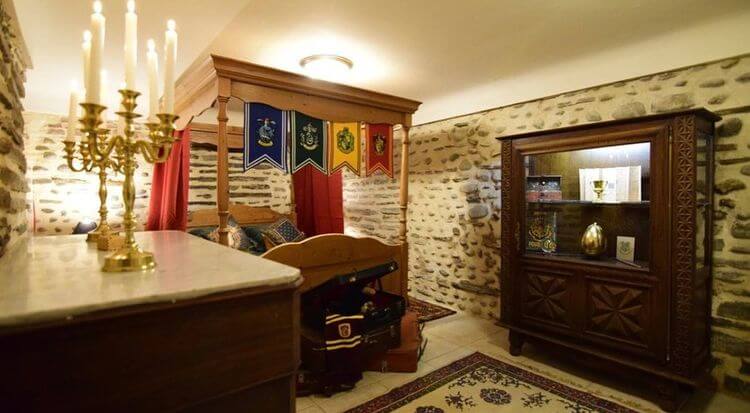Un chambre sur le thème de Harry Potter proposée par YOUnb au cœur de Pau dans le Béarn.