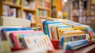 Des livres rangés dans un casier dans une librairie.