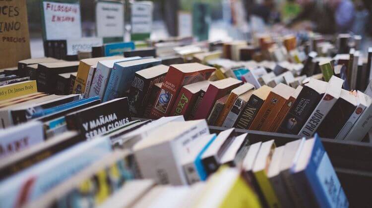 Des livres rangés dans des casiers sur un marché.