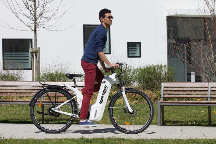 Un cycliste utilise Alpha, le vélo à hydrogène conçu par la société Pragma Mobility, intallée à Biarritz.