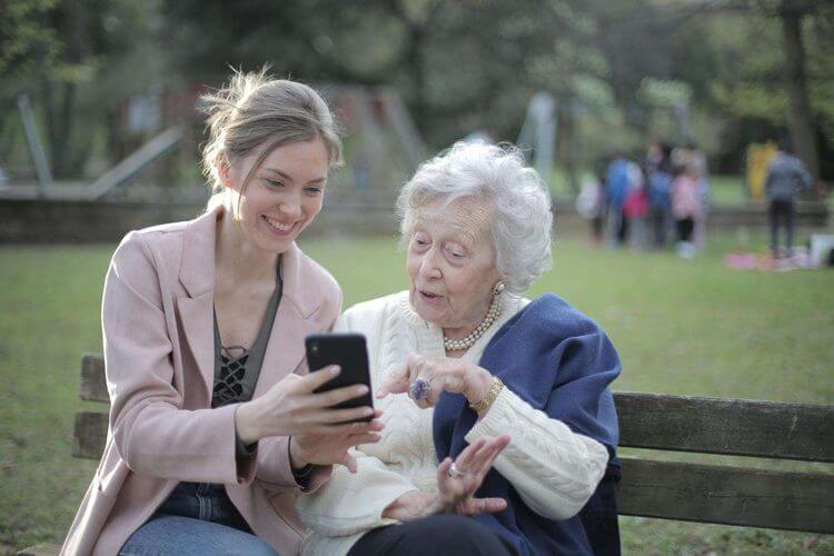 Une jeune fille discute avec une personne âgée.