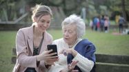 Une jeune fille discute avec une personne âgée.