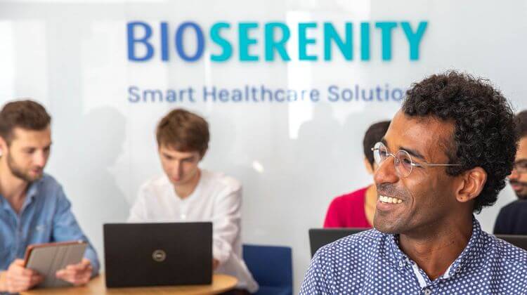 Des salariés de BioSerenity discutent au sein de l'une des cliniques de l'entreprise.