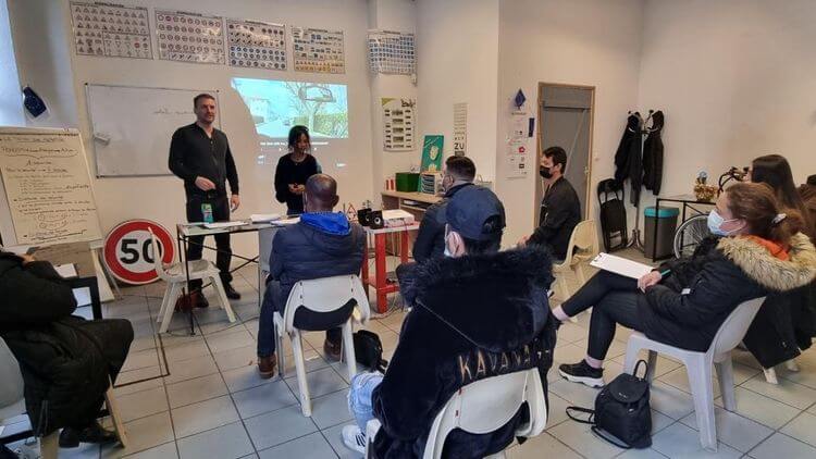 Michaël Ducrocq directeur de MOB 65 donnant un cours de code de la route à des élèves