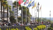 Le Boulevard des Pyrénées, bondés de gens venus pour observer le Grand-Prix de Pau.