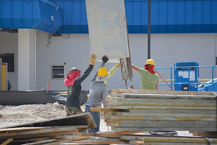 Des employés du BTP travaillent sur un chantier.