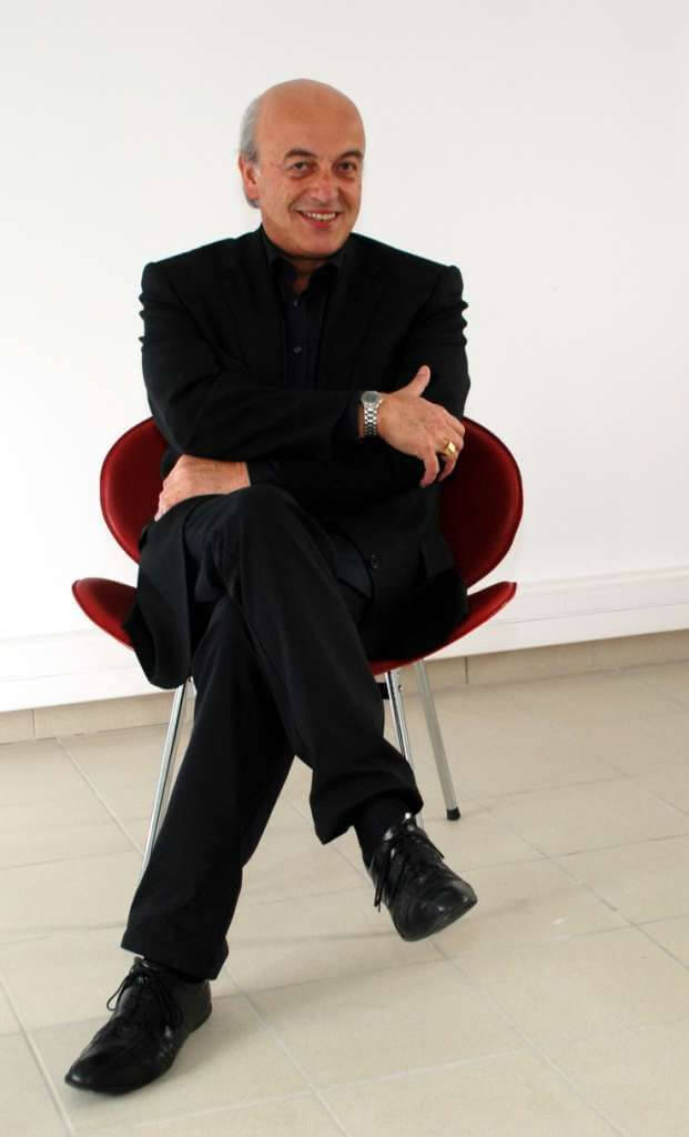 Patrick de Chirée, le directeur du festival Eclats de Voix, assis sur une chaise rouge.