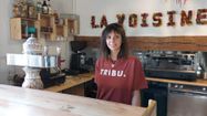 Déborah Garcia-Raujol derrière le comptoir de son bar La Voisine à Buros.