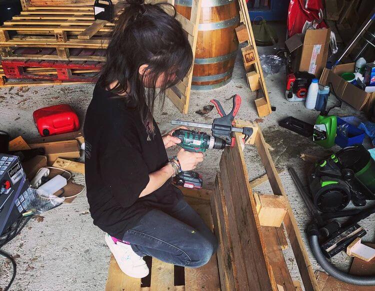 Déborah Garcia-Raujol travaille des matériaux de récupération pour son bar La Voisine à Buros.