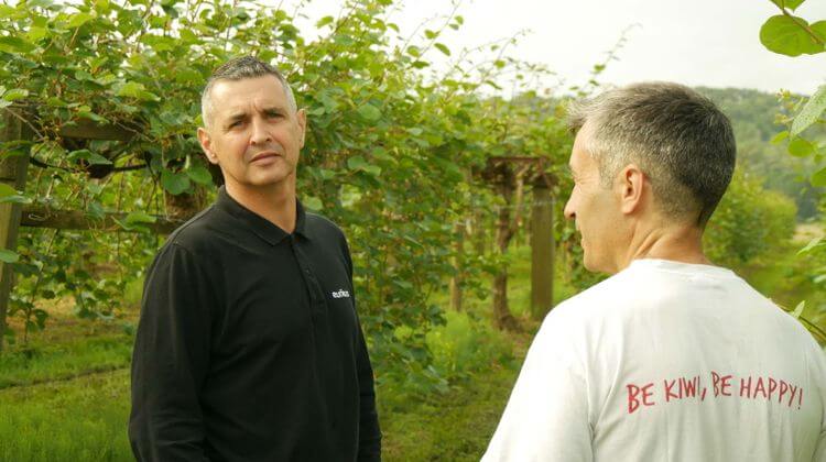 Cédric Brana, responsable du développement de la filière kiwi chez Euralis, avec un membre de la Scaap KiwiFruits dans un verger.