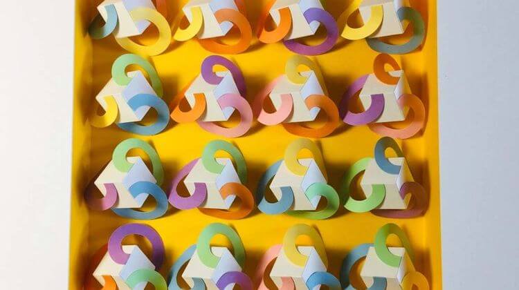 L'une des nombeuses oeuvres de Monica Ugarte, une artiste qui s'inspire de la géométrie pour donner une nouvelle forme au papier.