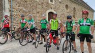 Des membres du cyclo-club des Mailhouns avec les tenues du club.