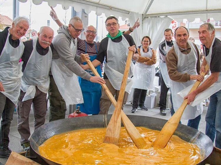Des membres du cyclo-club des Mailhouns qui préparent leur traditionnelle omelette géante.