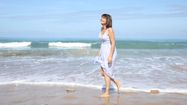Anne Etchegoyen marchant sur une plage