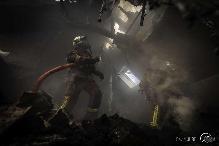 Un pompier du SDIS 64 en intervention. Crédit Photo : SDIS64- David Jube