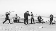 Les SuperSoul Brothers jouent sur une plage du Sud-Ouest.