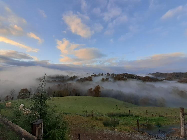 Un paysage des vallées Béarnaises, avec de la brume en fond.