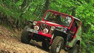 Une Jeep aux couleurs d'Afla Romeo participe au Rallye des Cimes.