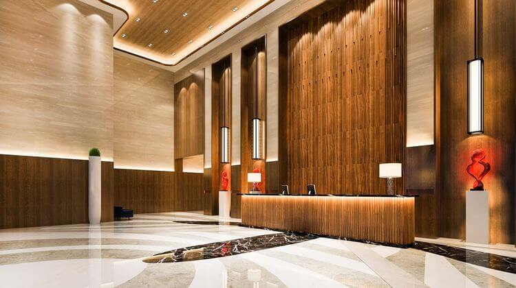 Réception d'un hotel de luxe avec sol en marbre et du bois aux murs