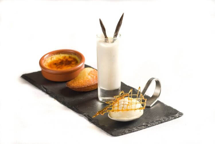 Trilogie de dessert aux haricots tarbais posés sur une ardoise