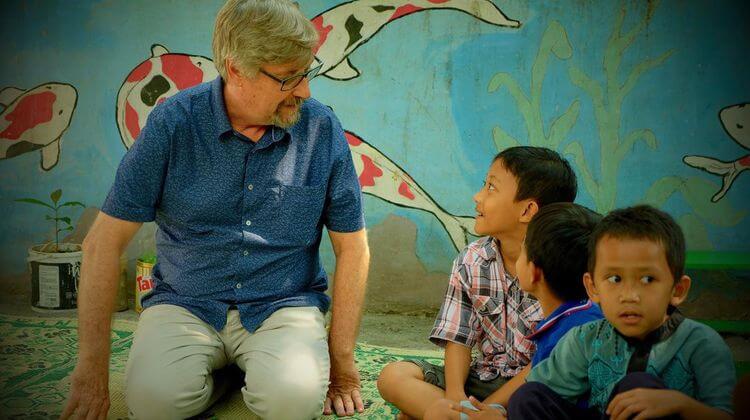 Scott O'Neill, fondateur du World Mosquito Program, parle avec des enfants.