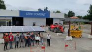 Photo de groupe prise en hauteur devant la société CERTI CONSULT à Mourenx