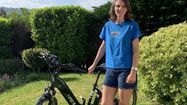 Alexandra Clercq, la créatrice de l'entreprise de location de vélos électriques Pyrène à Vélo, pose avec un vélo électrique.