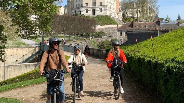 Alexandra Clercq organise des ballades commentées à vélo électrique via son entreprise Pyrène à Vélo.