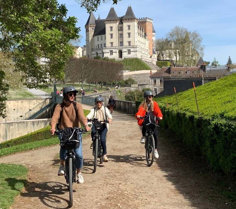 Alexandra Clercq organise des ballades commentées à vélo électrique via son entreprise Pyrène à Vélo.