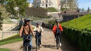 Alexandra Clercq organise des ballades commentées à vélo électrique via son entreprise Pyrène à Vélo.