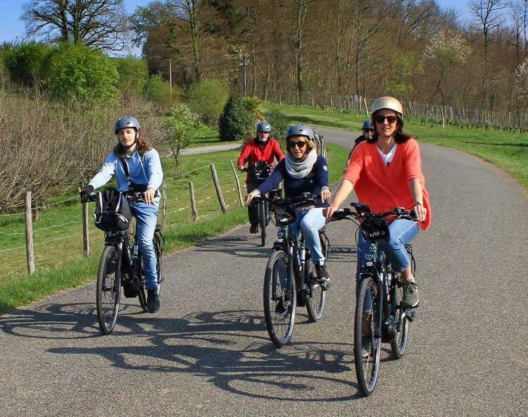 Alexandra Clercq accompagnant des touristes lors d'une visite guidée organisée par Pyrène à Vélo.