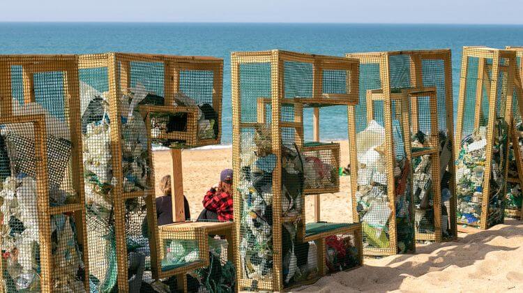 Le mot Océan est écrit avec des casiers remplis de déchets récupérés sur les plages.