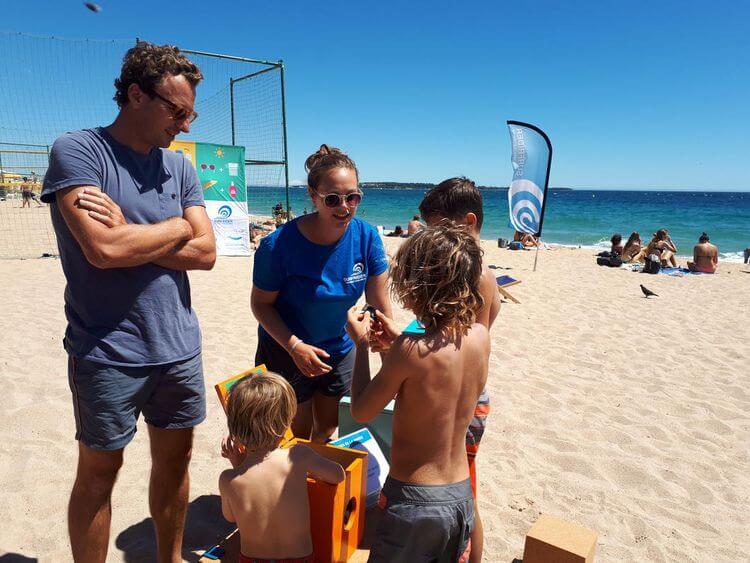 Des enfants et des membres de la Surfrider Foundation lors du Beach Tour en 2018.