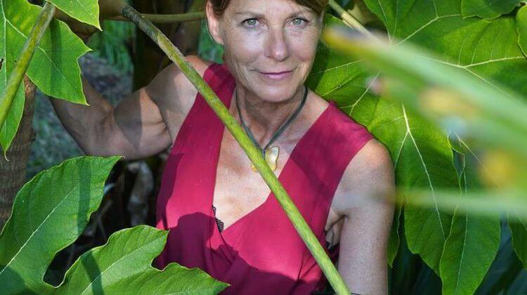 Nathalie Payens, architecte paysagiste depuis 30 ans dans son jardin de Saubrigues.