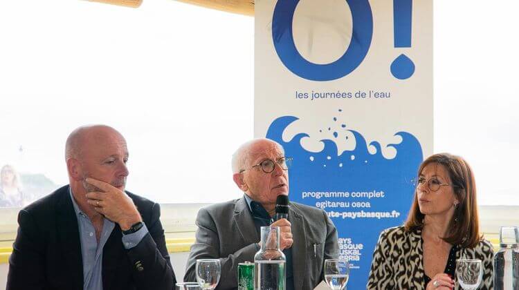 Photo de 3 représentants effectuant une conférence