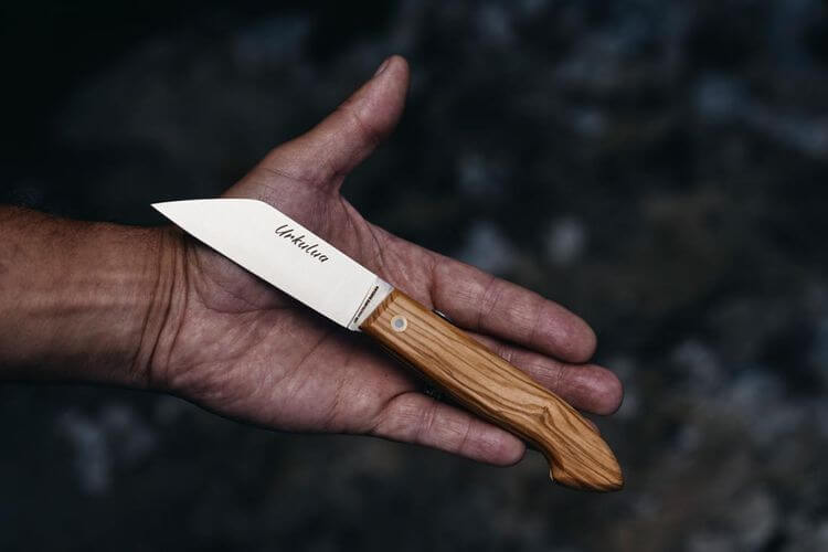 Couteau Urkulua tenu dans une main ouverte