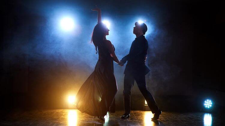 Photo de deux personnes dansant sur scène