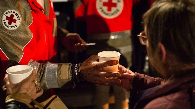 Un bénévole de la Croix Rouge Pays Basque lors d'une maraude. Crédit photo : Communauté Pays Basque / Mathieu Prat