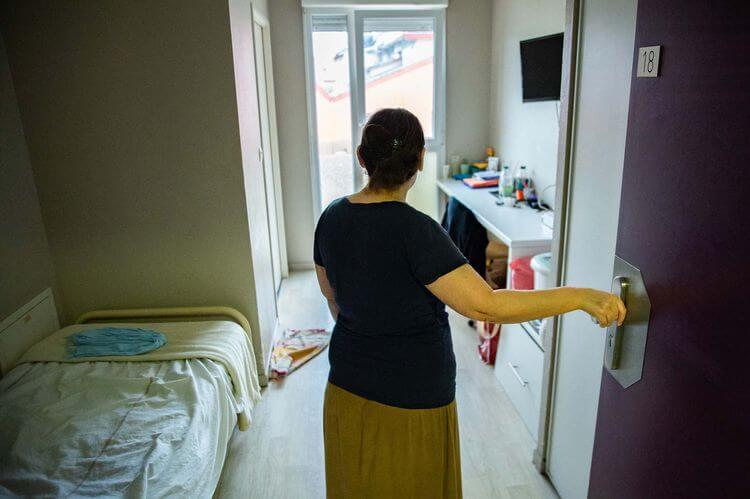 Une femme fait visiter son logement dans une résidence intergénérationnelle. Crédit photo : Communauté Pays Basque / Mathieu Prat