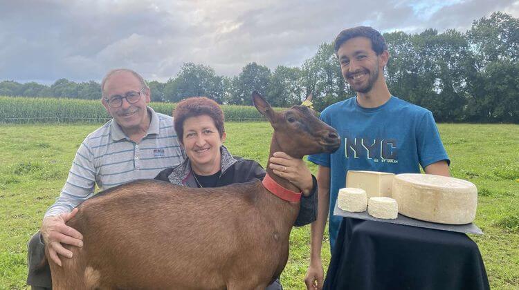 Charles, Maryse et leur fils Thibaut Cazajous  fabriquent du fromage de chèvre.