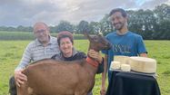 Charles, Maryse et leur fils Thibaut Cazajous  fabriquent du fromage de chèvre.