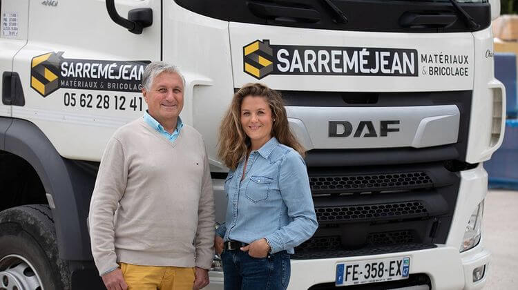 Laura et Jean Paul Sarremejean devant un de leur camion de transport